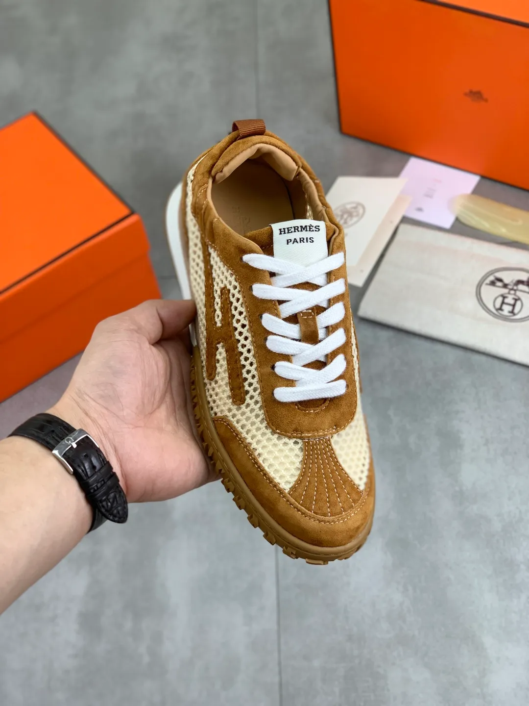 Men's men's shoes 💰P600 New model Top version Original order Hermes Hermès men's Drift Sneaker Summer new casual sports shoes Original purchase, development, production H family men's classic series, technological breathable fabrics with cowhide, casual sports shoes, casual shoes, sports dad shoes combine high-tech breathable materials and cowhide, H family exclusive button decoration on the side. The outsole is full of H italic design and bright colors to show vitality and continue the brand design inspiration. Stroll around the city lightly and feel free and comfortable. Delivered in exquisite packaging 🛍📦 ▪️Fabric: original customized breathable material + first-layer cowhide ▪️Inner: cowhide feet ▪️Outsole: molded and evacuated PU+TPU material ▪️Size: 35-45 Multiple colors available Premium packaging